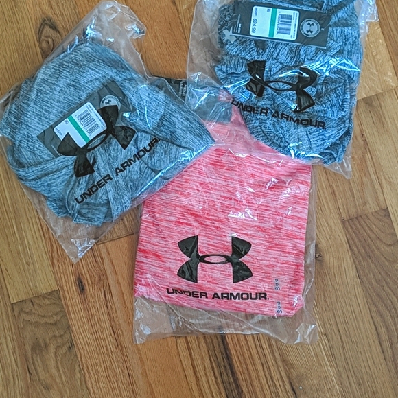 UA Tech™ Twist Crew Women's Short Sleeve3 Colors - Picture 11 of 11